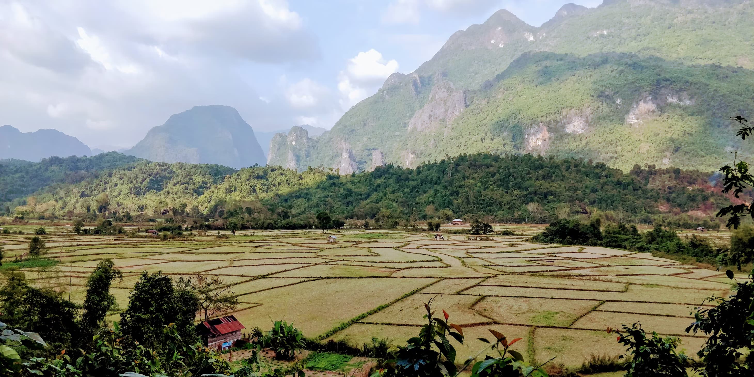 Montagnes karstiques et rivière à Vang Vieng