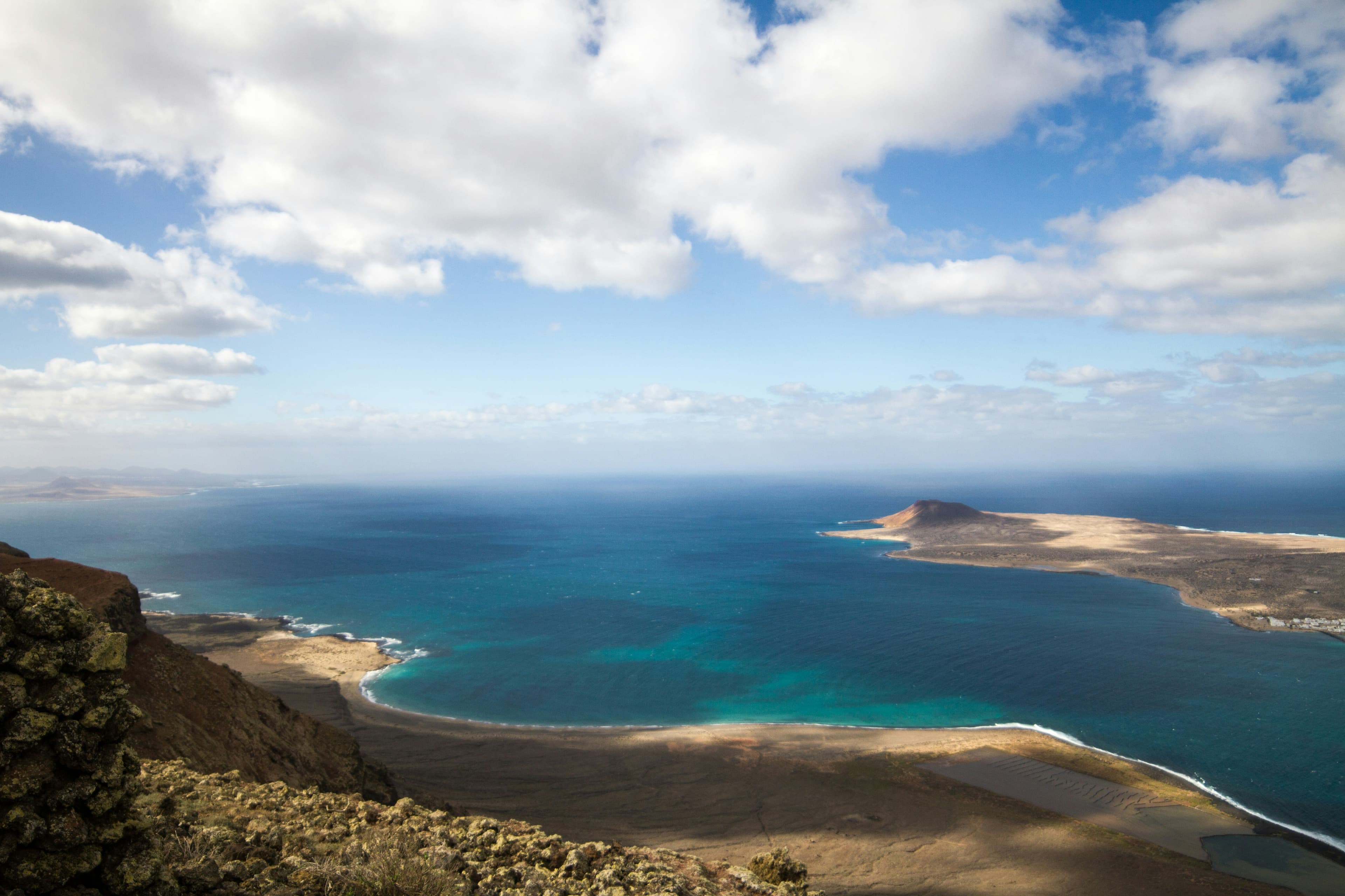 Vue panoramique depuis le Mirador del Río sur l'île de La Graciosa