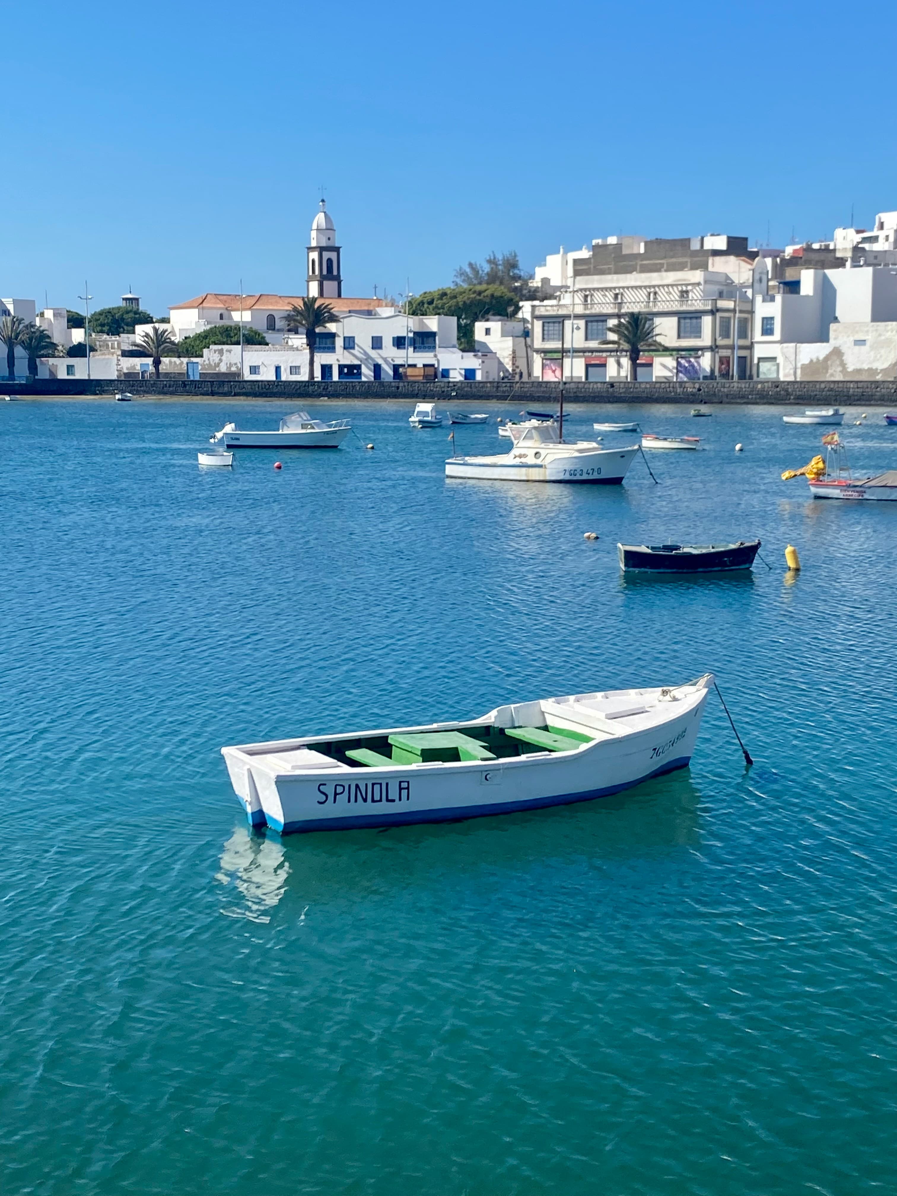 Vue d'Arrecife avec son château de San Gabriel et l'océan Atlantique